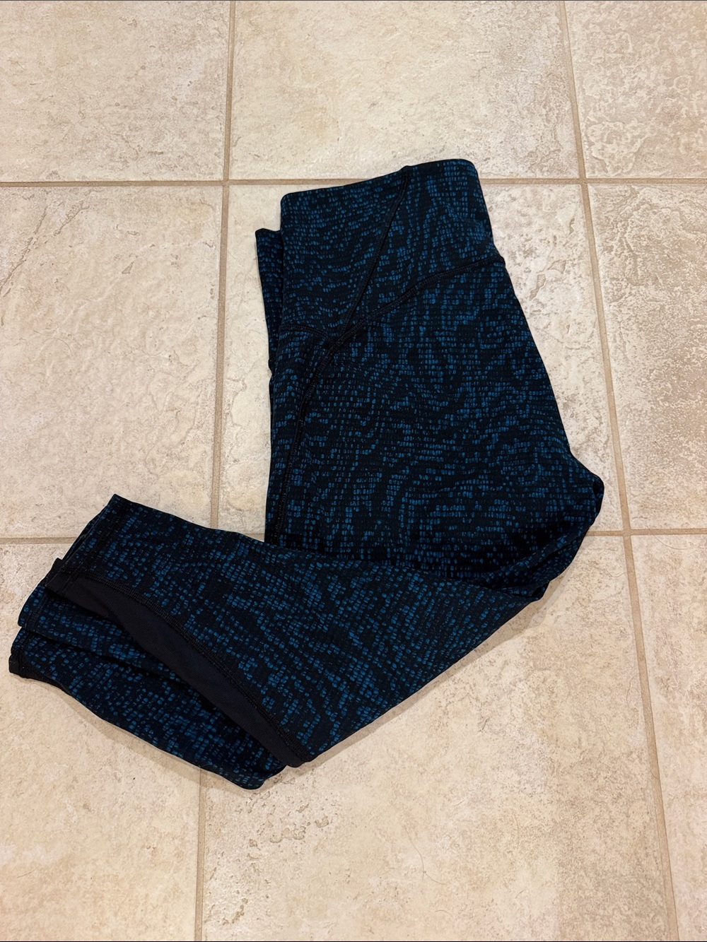lululemon athletica Navy and Teal Printed Athletic Cropped workout leggings